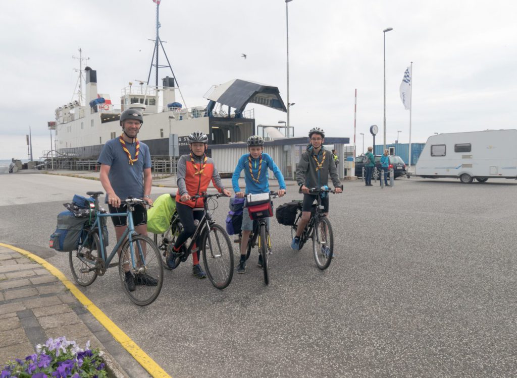Fire blå spejdere er cyklet fra Trelleborg, Slagelse og er lige ankomme til Fynshav. Malde, Laurids, Simon og René Timm har undervejs overnattet på Fyn. Foto: Per Balslev